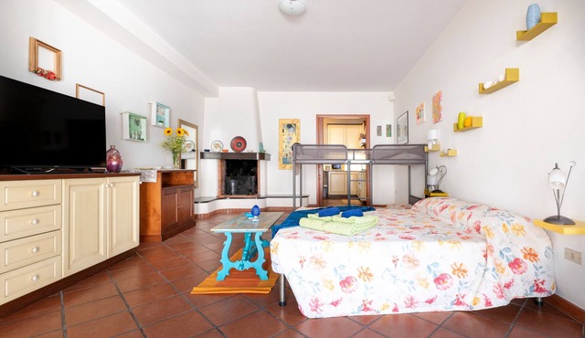 Apartment 'La Terra Di Mezzo' with Balcony, Wi-Fi and Air Conditioning