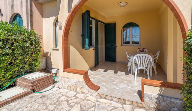 Apartment 'Lorenzo' with Sea View, Wi-Fi and Air Conditioning
