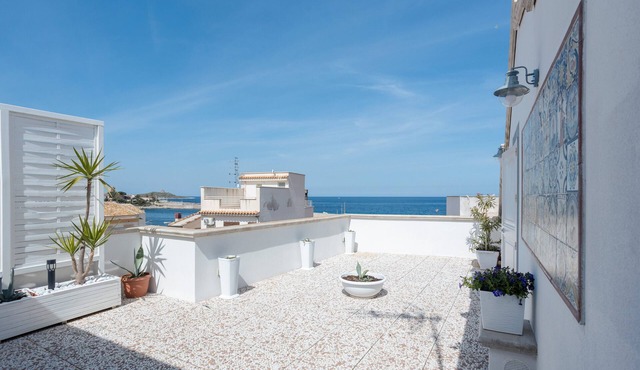 Apartment 'Pauline' with Sea View, Wi-Fi and Air Conditioning