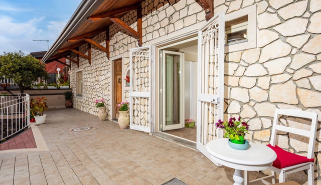 Apartment 'Pètra Janca' with Mountain View, Private Terrace and Air Conditioning