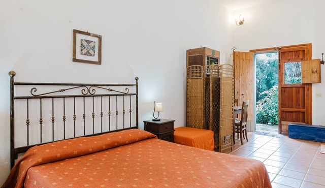 Apartment 'Pino' with Private Garden, Wi-Fi and Air Conditioning