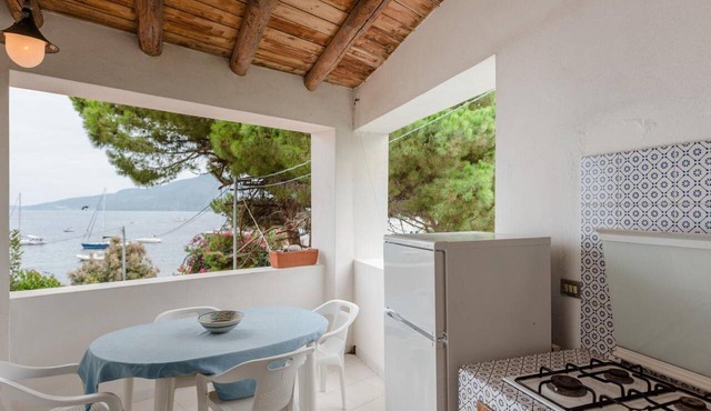Apartment 'Quadara - Sul Rifugio' with Sea View, Private Terrace and Shared Garden