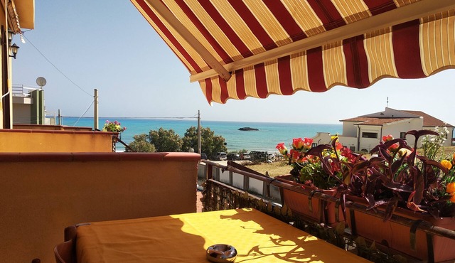 Apartment - Sleeps 5, Free Parking & Pet Friendl