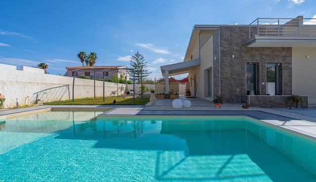 Apartment 'Sud In Villa Sele' with Sea View, Wi-Fi and Air Conditioning