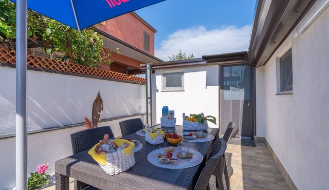 Apartment 'Trifamiliare Garden - Sole' with Private Terrace, Wi-Fi and Air Conditioning