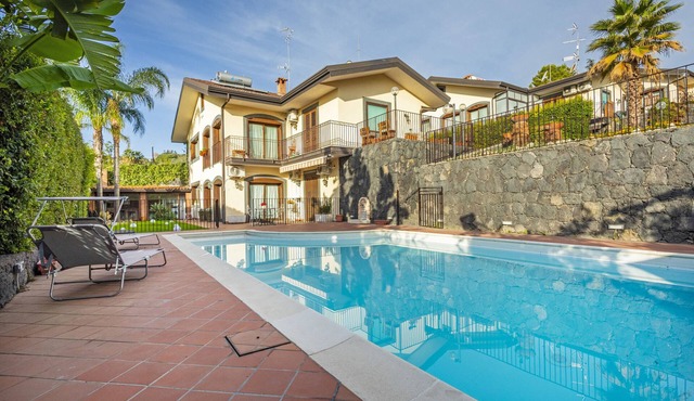 Apartment 'Villa Di Mauro' with Mountain View, Private Pool and Air Conditioning