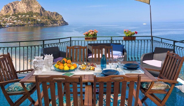 Apartment with seafront terrace (Kafara Beach)