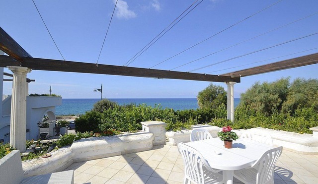 Appartamento Apollonia B: A pleasant and spacious one-story apartment that is part of a villa situated at a short distance from the beach, with Free WI-FI.