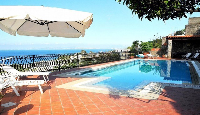 Appartamento Lindora A: A bright and elegant apartment that is part of a villa situated in a quiet location, a few minutes from the town center, with Free WI-FI.
