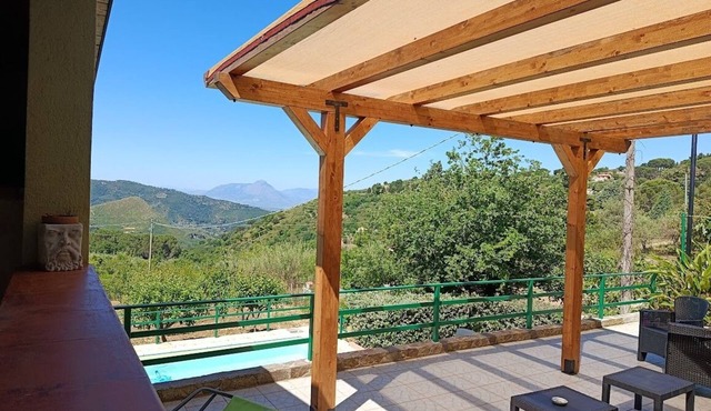 At 9 km from the city you can reach the peace of the villa in the countryside