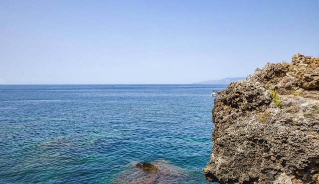 Attractive vacation apartment with sea view.