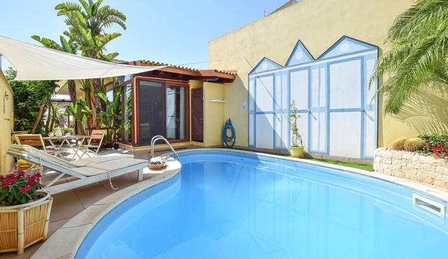 Awesome home in Scoglitti with private swimming pool, can be inside or outside
