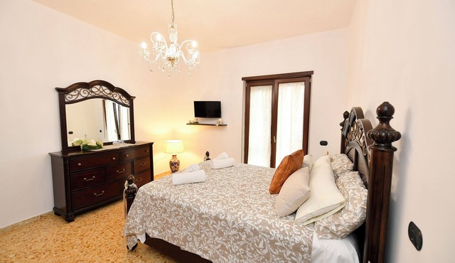 B&B Family, perfect for reaching Pompei, Ercolano, Sorrento, Naples and Vesuvius