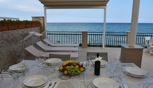Beach house/villa in Fontane Bianche, Syracuse, directly by the sea with Jacuzzi