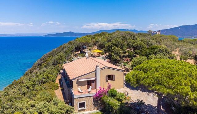 Beautiful private villa for 10 people with A/C, WIFI, TV, terrace and pets allowed
