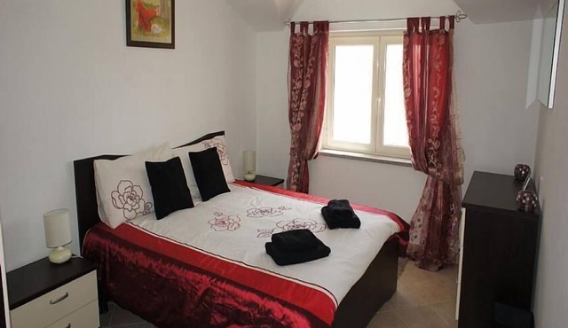 Beautiful 3 bed roomed apartment with sea views and very close to all amenieties