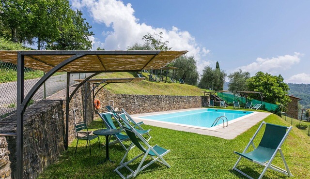 Beautiful apartment for 6 guests with WIFI, pool, TV, patio and pets allowed in Pescia