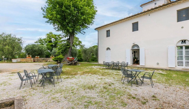 Beautiful apartment in villa for 8 guests with pool, TV and patio