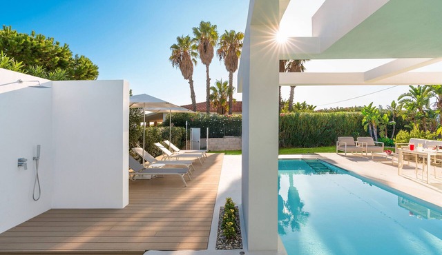 Beautiful modern villa with private pool, just steps from the sea in Fanusa, Syracuse.