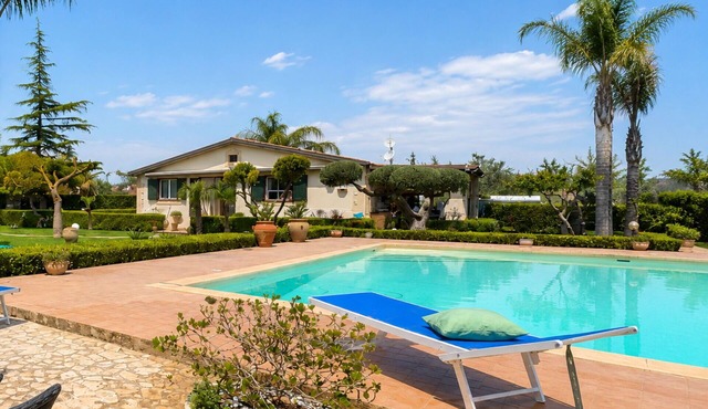 Beautiful private villa for 6 guests with A/C, WIFI, private pool, TV, patio and panoramic view