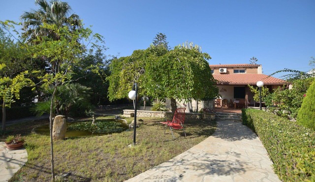 Beautiful private villa for 7 people with WIFI, A/C, hot tub, TV and patio