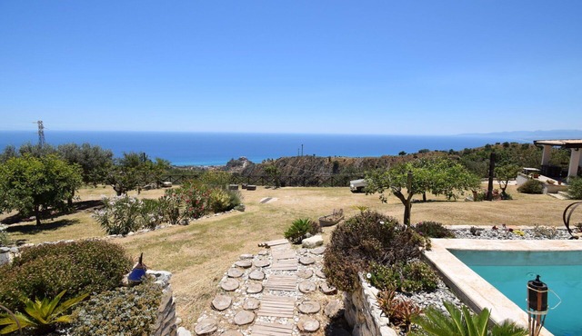 Beautiful private villa with private pool, A/C, WIFI, TV, patio, pets allowed and panoramic view