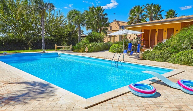 Beautiful private villa with A/C, private pool, WIFI, TV, terrace, pets allowed and panoramic view