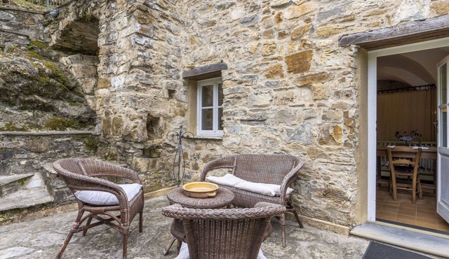 Beautiful private villa for 9 guests with patio, pets allowed and panoramic view