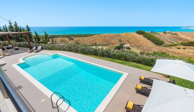 Beautiful private villa for 6 guests with WIFI, private pool, A/C and terrace
