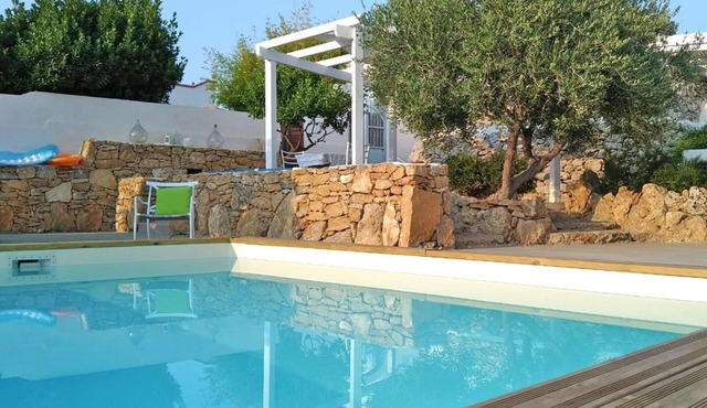 Beautiful private villa for 6 people with private pool, WIFI, A/C, TV and terrace