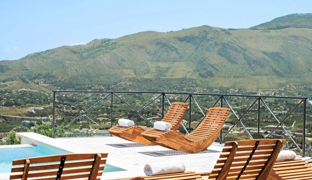 Beautiful private villa for 15 people with WIFI, private pool, A/C, TV and terrace