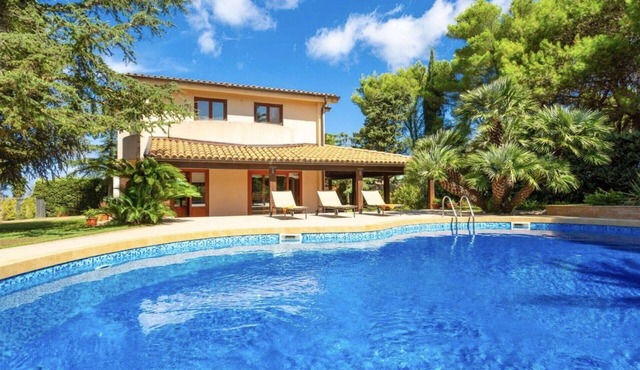 Beautiful private villa for 9 guests with WIFI, private pool, A/C, TV and patio