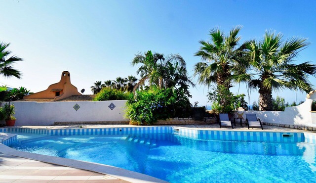 Beautiful private villa with WIFI, A/C, hot tub, private pool, TV, terrace and panoramic view