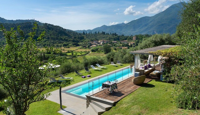Beautiful private villa with A/C, WIFI, hot tub, sauna, private pool, TV, patio, close to Viareggio