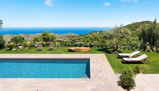 Beautiful private villa with A/C, private pool, WIFI, TV and panoramic view, close to Cefalù