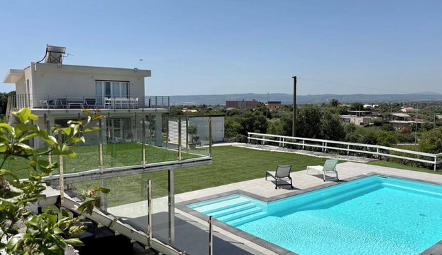 Beautiful private villa for 12 people with WIFI, private pool, A/C, TV, patio and pets allowed
