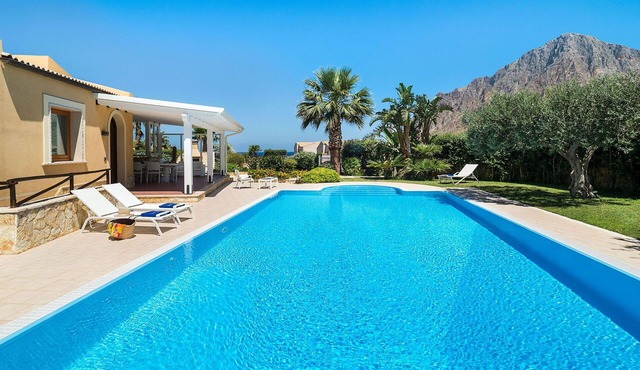 Beautiful private villa for 6 guests with A/C, WIFI, private pool, TV, veranda and panoramic view