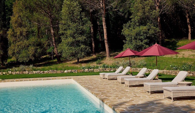 Beautiful private villa for 14 people with private pool, WIFI, A/C and TV, close to Greve In Chi.