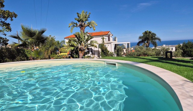 Beautiful private villa for 6 people with A/C, private pool, WIFI, TV and terrace