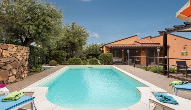 Beautiful private villa for 6 people with A/C, WIFI, private pool, TV and patio