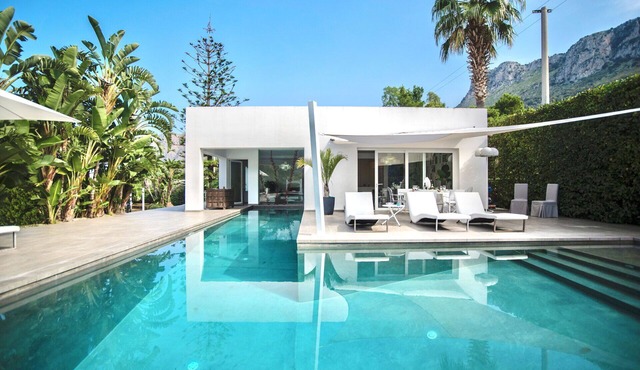 Beautiful private villa for 4 people with WIFI, private pool, A/C and TV