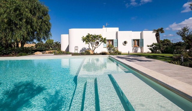Beautiful private villa for 14 guests with private pool, A/C, WIFI, TV, patio and panoramic view