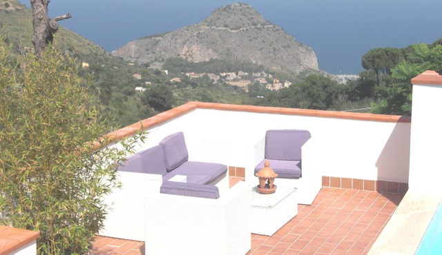 Beautiful villa with pool: stunning sea view.