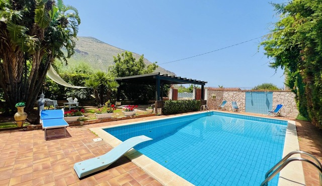 Beautiful Villa with Private Pool a few KM from the sea!