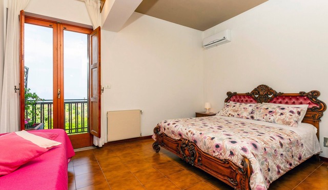 Bed and Breakfast 'Carolea - Coratina' with Shared Pool, Wi-Fi and Air Conditioning