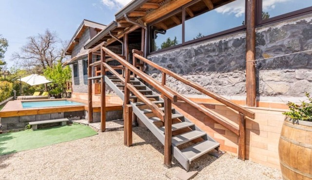 Benvenuti a Villa Gorna, un'oasi immersa nel verde tra l'Etna e il mare.