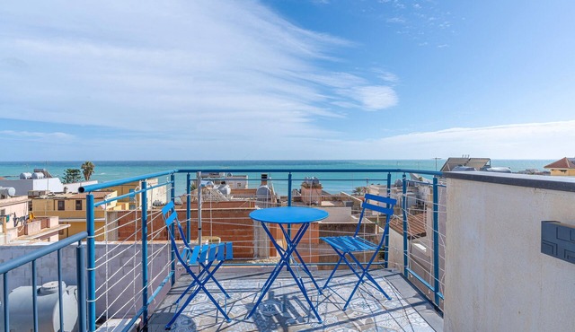 Blue House Apartment with Terrace, Sea View, Wi-Fi and Air Conditioning