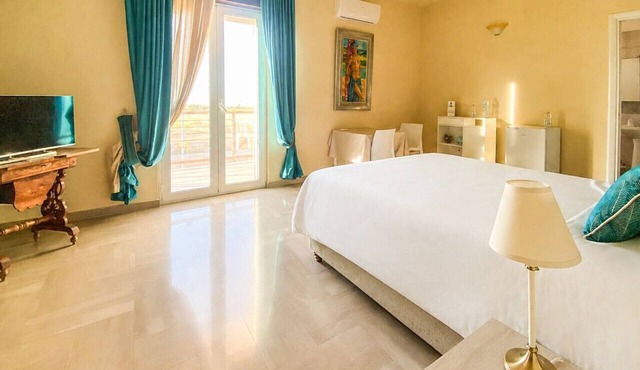 Blue Room - Double Room with Private Garage