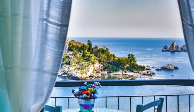 Bohemian soul 3-bedroom apartment at IsolaBella with SeaView