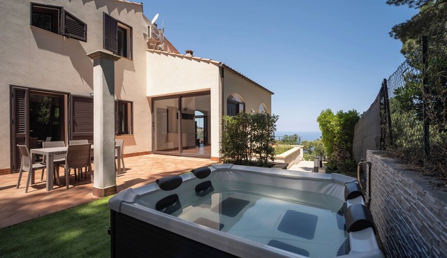 Breathtaking Sea Views & Jacuzzi in Cefalù